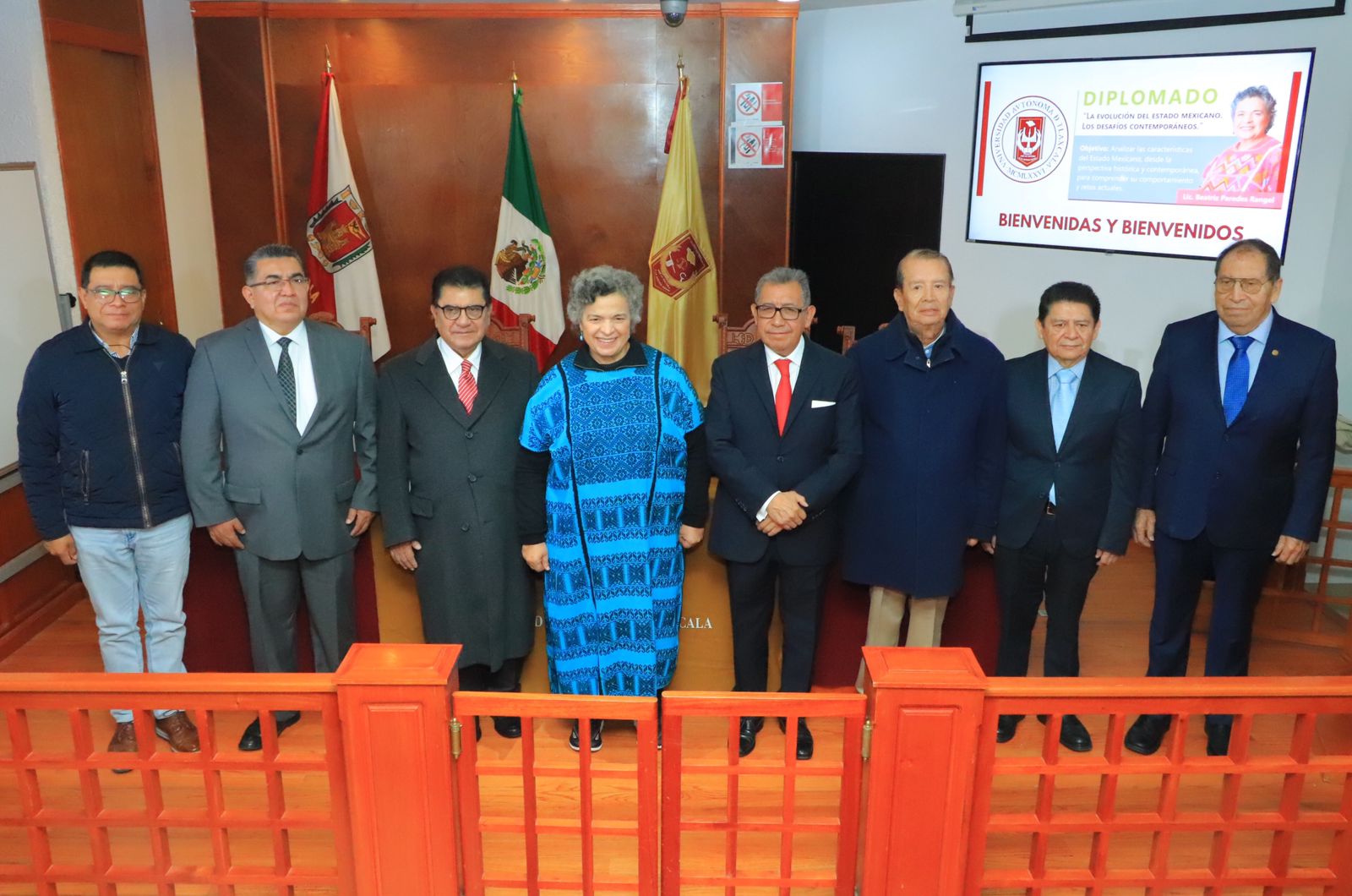 Rector de la UATx da la bienvenida a Beatriz Paredes como catedrática universitaria
